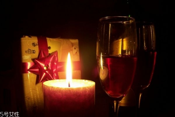 女性喝紅酒美容，一天喝多少比較好
