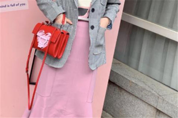 2019coccinelle情人節(jié)限定包包價(jià)格 浪漫涂鴉愛(ài)心