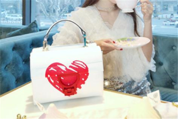 2019coccinelle情人節(jié)限定包包價(jià)格 浪漫涂鴉愛(ài)心