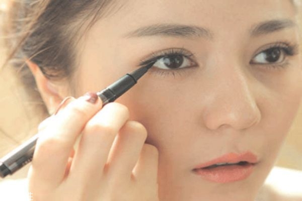 內(nèi)雙的人怎么畫(huà)眼線(xiàn) 這些小技巧要學(xué)會(huì)