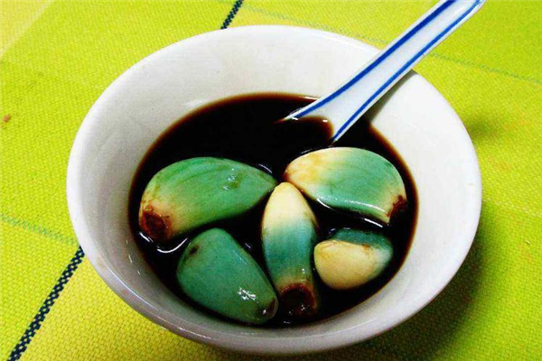 醋泡大蒜為什么會變綠 屬于正?，F(xiàn)象