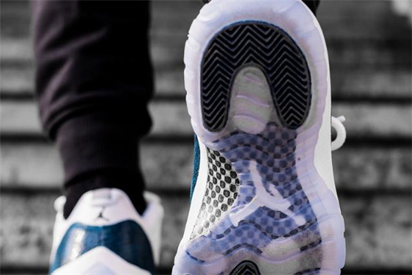 aj11 low藍(lán)蛇開箱測評 aj11 low藍(lán)蛇實物上腳