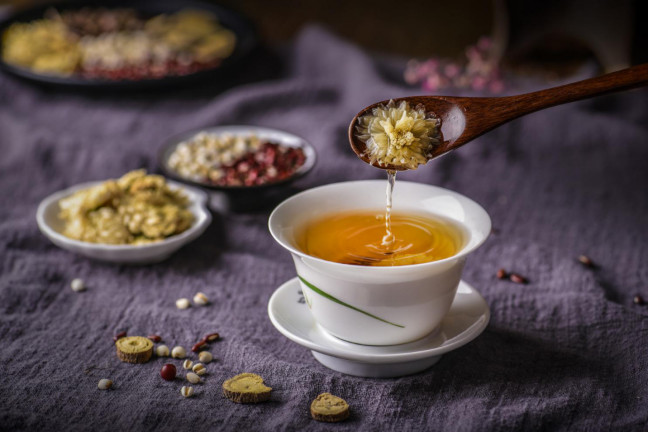 眼睛干澀酸脹怎么辦？來點花茶加越橘葉黃素