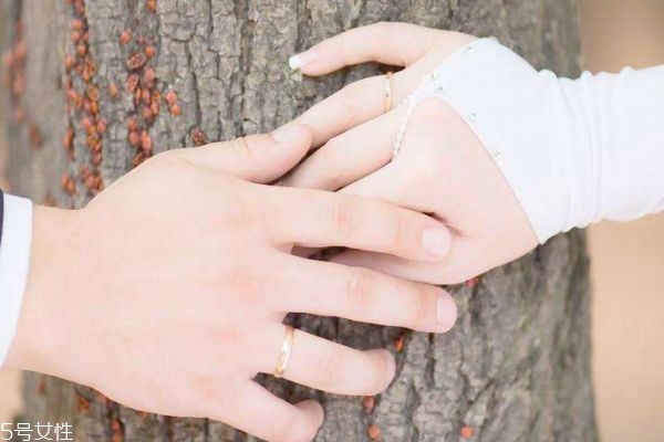 該不該看伴侶的手機呢 結(jié)婚在不在乎門當(dāng)戶對呢