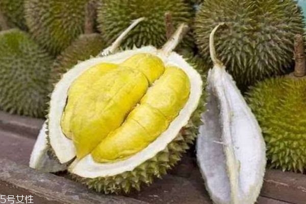 為什么榴蓮有一股臭味呢 榴蓮有什么營(yíng)養(yǎng)價(jià)值呢