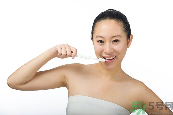 溫水刷牙好還是冷水刷牙好？溫水刷牙的好處