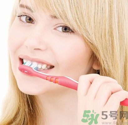 刷牙用冷水還是熱水好？刷牙用熱水有什么好？