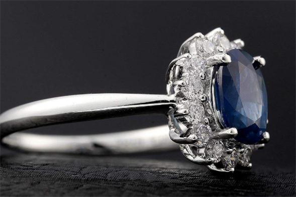結(jié)婚紀念日送什么珠寶首飾好 結(jié)婚紀念日送禮物攻略