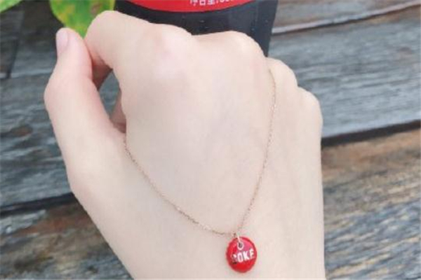 肥宅快樂(lè)水項(xiàng)鏈多少錢 周大?？煽诳蓸?lè)項(xiàng)鏈價(jià)格