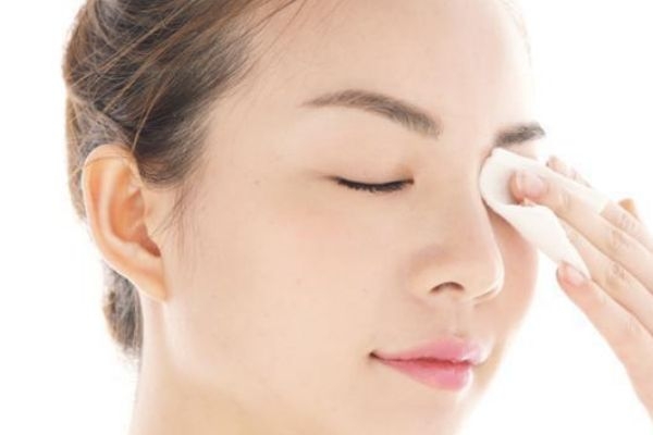 為什么化妝后會容易長痘痘 經(jīng)?；瘖y還想避免長痘怎么辦