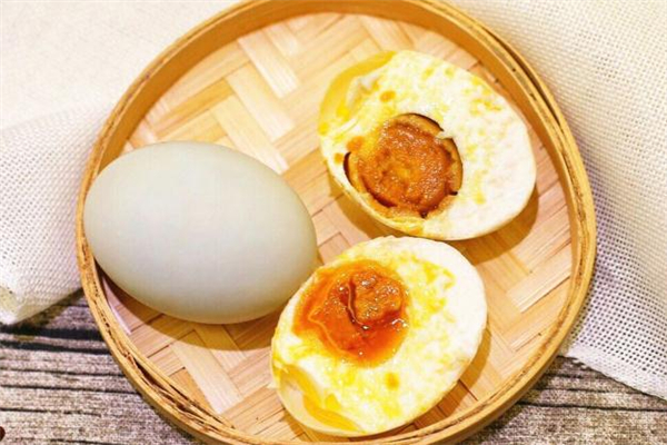 咸鴨蛋可以每天吃一個(gè)嗎 每天一個(gè)咸鴨蛋對身體有害嗎