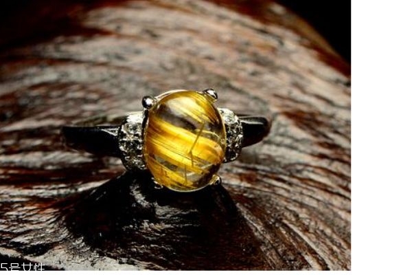 石英貓眼應(yīng)該怎么保養(yǎng)呢 石英貓眼佩戴有什么注意嗎