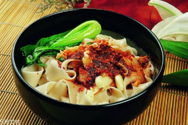 什么是油潑面呢 油潑面有什么營養(yǎng)價(jià)值呢