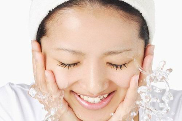 生理鹽水敷臉幾天敷一次比較好 生理鹽水敷臉?lè)髱追昼?>
<strong>生理鹽水敷臉幾天敷一次比較好 生理鹽水敷臉?lè)髱追昼?/strong>
</a>
<p>勝利鹽水本就是醫(yī)用的無(wú)菌溶液，既然是無(wú)菌溶液，如果拿來(lái)敷臉對(duì)皮膚會(huì)不會(huì)有傷害呢，生理鹽水敷臉幾天敷一次比較好，一次敷幾分鐘呢。</p>
</li>
<li>
<a href=