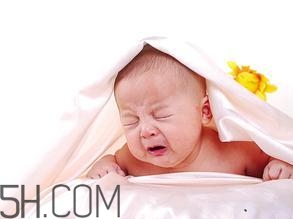 新生兒吐奶情況什么時候會沒有？寶寶吐奶了怎么辦？