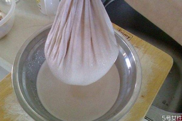 如何自制黑豆?jié){呢 黑豆?jié){應該怎么打呢