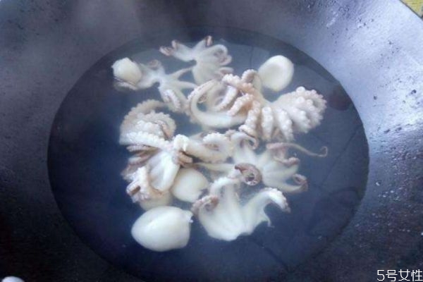 八爪魚(yú)煮多久會(huì)熟 八爪魚(yú)要煮多久