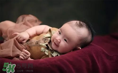 寶寶睡覺搖頭怎么回事？寶寶睡覺搖頭是缺鈣嗎？