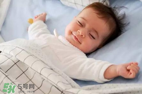 寶寶睡覺為什么會笑？寶寶睡覺笑出聲是做夢了嗎？