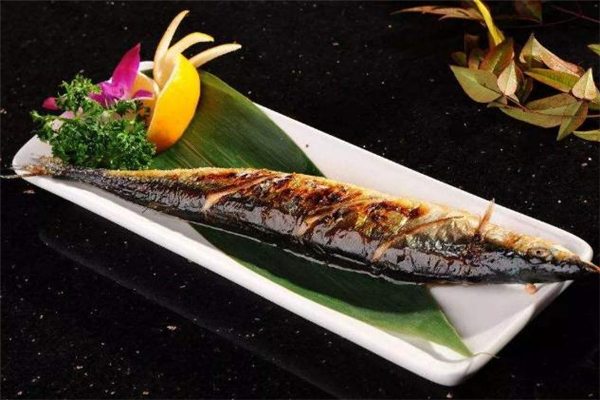 秋刀魚(yú)不能和什么一起吃 秋刀魚(yú)什么人不能吃