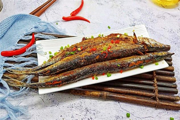 秋刀魚(yú)不能和什么一起吃 秋刀魚(yú)什么人不能吃