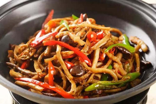 干鍋茶樹(shù)菇的熱量高嗎 干鍋茶樹(shù)菇不適合什么人吃