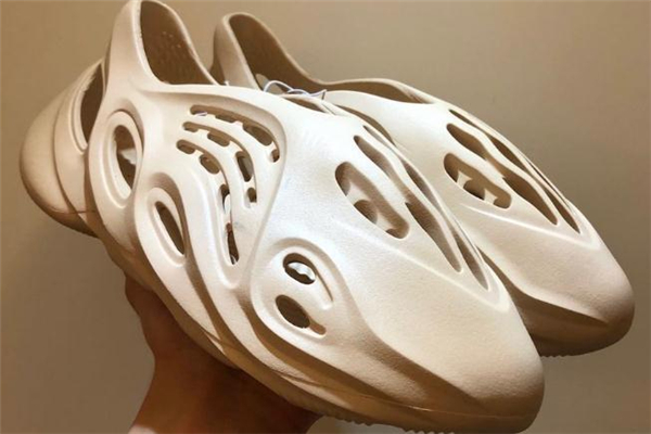 yeezy洞洞鞋開箱測評(píng) yeezy洞洞鞋怎么搭配