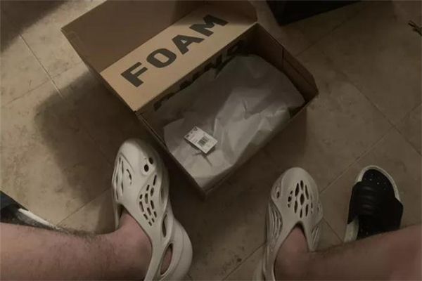yeezy洞洞鞋開箱測評(píng) yeezy洞洞鞋怎么搭配