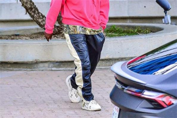 yeezy洞洞鞋開箱測評(píng) yeezy洞洞鞋怎么搭配