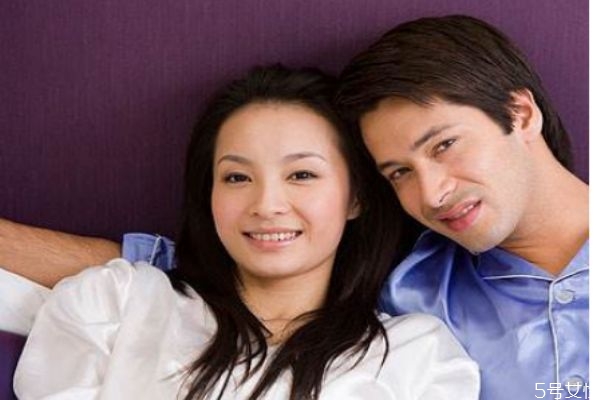 男人會假裝愛一個(gè)女人嗎 渣男不愛你假裝愛你的表現(xiàn)