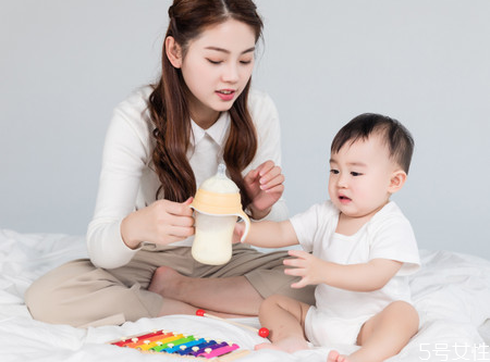 溫好沒(méi)吃的母乳可以放回冰箱嗎 為什么不建議用熱水加熱母乳