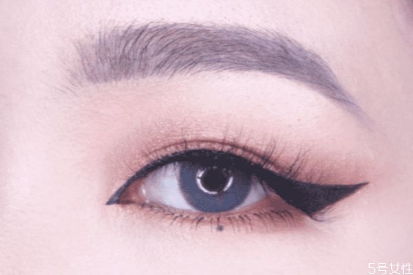 大地色歐美眼妝畫(huà)法 歐美上挑眼線畫(huà)法