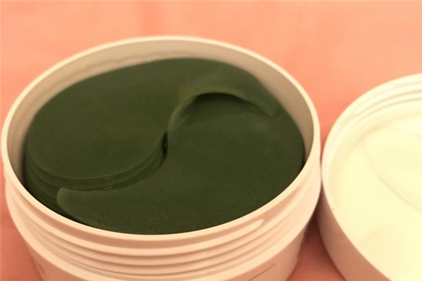 眼膜敷上有刺痛感怎么回事 眼膜會(huì)過(guò)敏嗎