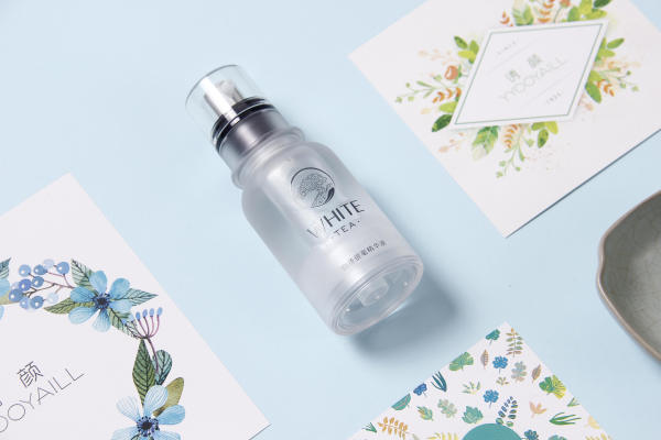 精華液過(guò)敏了怎么辦 臉過(guò)敏能用精華液?jiǎn)?>
<strong>精華液過(guò)敏了怎么辦 臉過(guò)敏能用精華液?jiǎn)?/strong>
</a>
<p>很多朋友的肌膚比較敏感，每次使用新產(chǎn)品之前都會(huì)有一些忐忑，所以當(dāng)你使用精華液過(guò)敏該怎么辦？臉部過(guò)敏之后，還能繼續(xù)使用精華液?jiǎn)幔?/p>
</li>
<li>
<a href=
