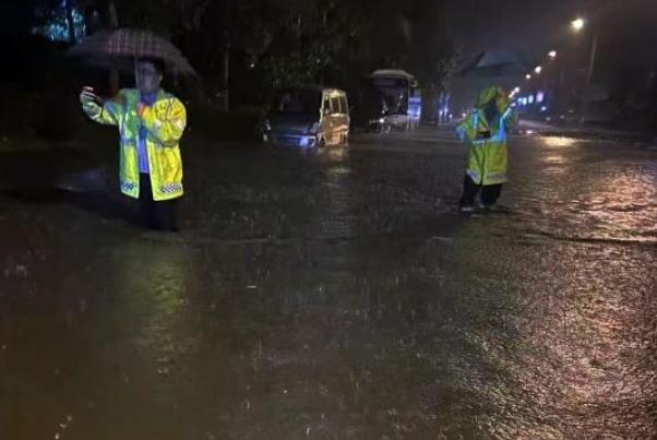 杭州昨晚暴雨突襲:開(kāi)車(chē)如行船 下暴雨有什么辦法擋水