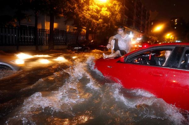 杭州昨晚暴雨突襲:開(kāi)車(chē)如行船 下暴雨有什么辦法擋水
