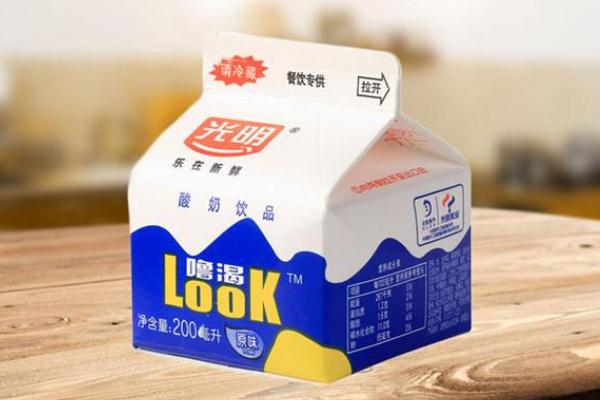 光明酸奶的功效與作用 光明?？仕崮痰暮锰幱惺裁?></p><h3>光明?？仕崮痰暮锰幱惺裁?/h3><p>光明LOOK酸奶的好處是口感細(xì)膩，奶香濃郁，入口純滑，促進(jìn)鈣等多種礦物質(zhì)吸收，幫助人體消化乳糖，是營養(yǎng)價(jià)值很高的一等奶，營養(yǎng)好更健康。巴氏殺菌工藝，營養(yǎng)流失少，更接近于原奶。光明乳業(yè)業(yè)務(wù)淵源始于1911年，擁有100多年的歷史，逐步確立以牧業(yè)、乳制品的開發(fā)、生產(chǎn)和銷售為主營業(yè)務(wù)，是中國領(lǐng)先的高端乳品引領(lǐng)者。公司擁有世界一流的乳品研究院、乳品加工設(shè)備以及先進(jìn)的乳品加工工藝。主營產(chǎn)品包括新鮮牛奶、新鮮酸奶、乳酸菌飲品、常溫牛奶、常溫酸奶、奶粉、嬰兒奶粉、奶酪、黃油、冰淇淋、烘焙等多個(gè)品類。牧場管理采用光明乳業(yè)獨(dú)有的“千分牧場”評(píng)價(jià)標(biāo)準(zhǔn)體系，對(duì)所有牧場獸醫(yī)保健、繁殖育種、飼料飼養(yǎng)、生奶質(zhì)量、防暑降溫、安全生產(chǎn)等六大版塊進(jìn)行評(píng)分，在確保生乳品質(zhì)安全、可靠、優(yōu)質(zhì)前提下，全面提升奶牛牧業(yè)技術(shù)集成水平。</p><p style=