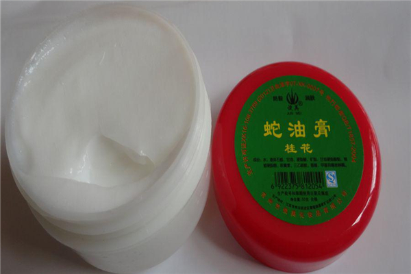 蛇油膏涂上為什么會疼 蛇油膏和凡士林哪個(gè)好