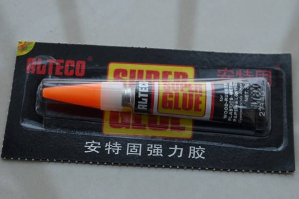 502膠水對皮膚有害嗎 502膠水會(huì)腐蝕皮膚嗎