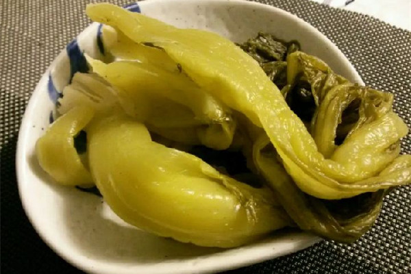 酸菜用涼水投好還是熱水投好 酸菜用開(kāi)水燙的方法
