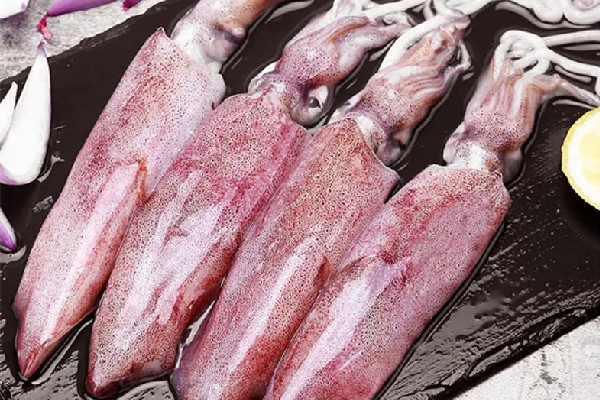 新鮮魷魚(yú)怎么處理干凈 新鮮魷魚(yú)要不要?jiǎng)兤?></a>
<p class=