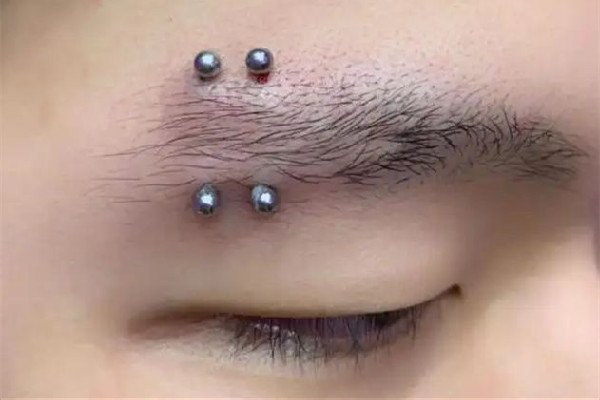 江漢路步行街眾刺紋畫·穿刺·洗紋身·遮蓋穿孔會(huì)疼嗎 打眉釘有什么傷害嗎