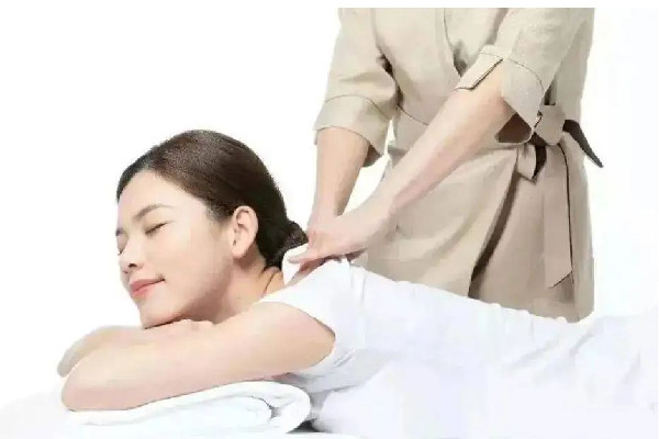 中南路百艾云集經(jīng)絡減肥艾灸調(diào)理店肩頸按摩后舒服嗎 肩頸按摩有疙瘩是什么