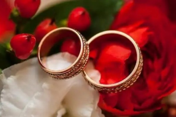 新娘坐婚車內臨出發(fā)時仍在談生意 結婚有什么流程