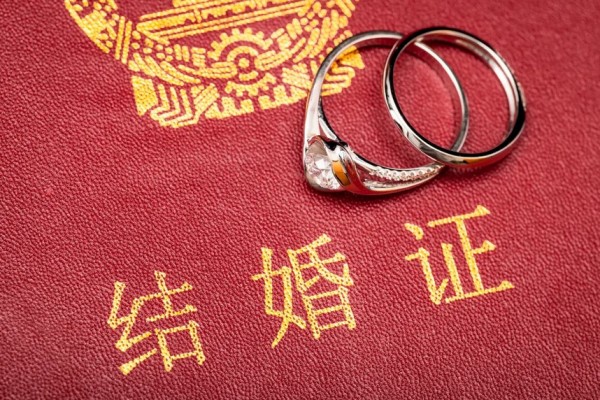新娘坐婚車內臨出發(fā)時仍在談生意 結婚有什么流程