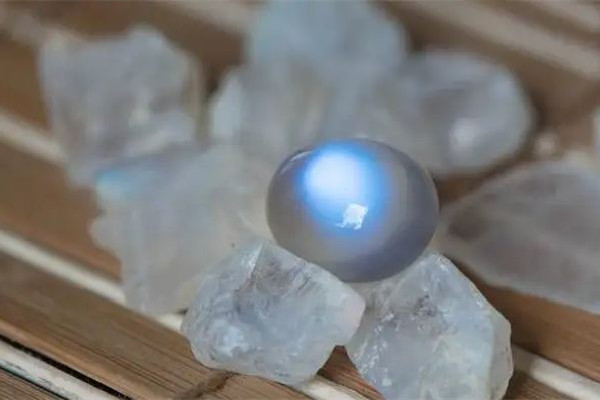 月光石怎么區(qū)分好壞 月光石的品質怎么看