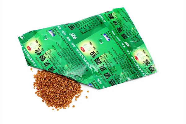 999感冒靈顆粒對喉嚨痛有用嗎 999感冒靈顆?？梢跃徑饪人詥?></p><h3>999感冒靈顆?？梢跃徑饪人詥?/h3><p>999感冒靈顆?？梢灾委煾忻耙鸬目人裕饕淖饔檬乔鍩?、解毒、鎮(zhèn)痛，常用于治療感冒引起的頭痛、發(fā)熱、鼻塞、流鼻涕、咽喉腫痛?？人允菣C體的一個自主防御機制，上呼吸道粘膜炎癥感染會導致分泌物增多，影響了呼吸道的通暢，就會刺激機體引起咳嗽反應，產(chǎn)生咳嗽的動作，所以只要是上呼吸道感染引起的咳嗽，999感冒靈都有一定療效。</p><p style=