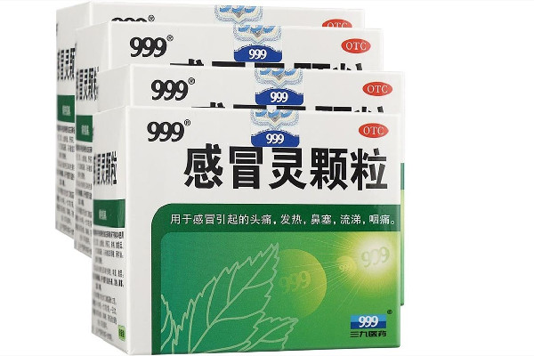 999感冒靈顆粒什么時候吃比較好 999感冒靈顆?？梢钥崭购葐?></p><h3>999感冒靈顆?？梢钥崭购葐?/h3><p>三九感冒靈顆?？梢钥崭癸嬘?，開水沖服，但是對于部分患者存在一些胃腸道疾病的，應(yīng)注意盡量避免空腹飲用。由于三九感冒靈，可能會引起一些胃腸道反應(yīng)，因此應(yīng)對于存在胃腸疾病的患者，避免空腹飲用。</p><p>在臨床中，三九感冒靈顆粒主要是用于解熱鎮(zhèn)痛，對于一些感冒引起的頭痛、發(fā)熱、鼻塞、流涕、咽痛有作用。在臨床中可以引起一些不良反應(yīng)，特別是對于一些合并有肝腎功能異常的患者應(yīng)注意。</p><p style=
