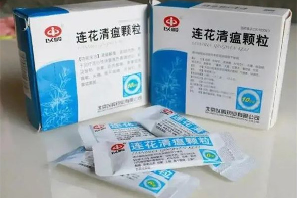 連花清瘟顆粒的功效和作用 連花清瘟顆?？梢酝藷龁?></p><h3>連花清瘟顆粒的成分</h3><p>它的主要成分有連翹，炙麻黃，金銀花，炒苦杏仁，板藍(lán)根，石膏，魚腥草，綿馬貫眾，廣藿香，大黃，紅景天，薄荷腦，甘草，淀粉等。一般會(huì)做成沖劑或者是膠囊，如果出現(xiàn)發(fā)熱，惡寒，肌肉酸痛，鼻塞流涕，咳嗽，頭痛等情況，都可以服用一些。</p><p><br/></p> </div>
<div align=