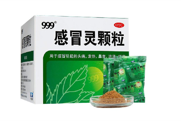 999感冒靈顆粒什么時候吃比較好 999感冒靈顆?？梢钥崭购葐?></p><h3>999感冒靈顆粒適合小孩吃嗎</h3><p>999感冒靈顆粒小兒劑型的小孩子可以吃，大人劑型小孩子不能夠服用。它是一種復(fù)合制劑，里面含有很多的西藥成分和中藥成分。對于感冒引起的頭痛、發(fā)熱、流涕、鼻塞、咽喉腫痛癥狀有不錯的緩解的功效，主要有解熱鎮(zhèn)痛的功能。部分的小孩服用之后，會出現(xiàn)不良反應(yīng)，比如有蕁麻疹、藥物熱，甚至出現(xiàn)有乏力、口渴等癥狀。如果長期服用，可能會影響到肝腎功能。一般小孩子應(yīng)該服用專用的小兒劑型的999感冒顆粒。</p><p style=